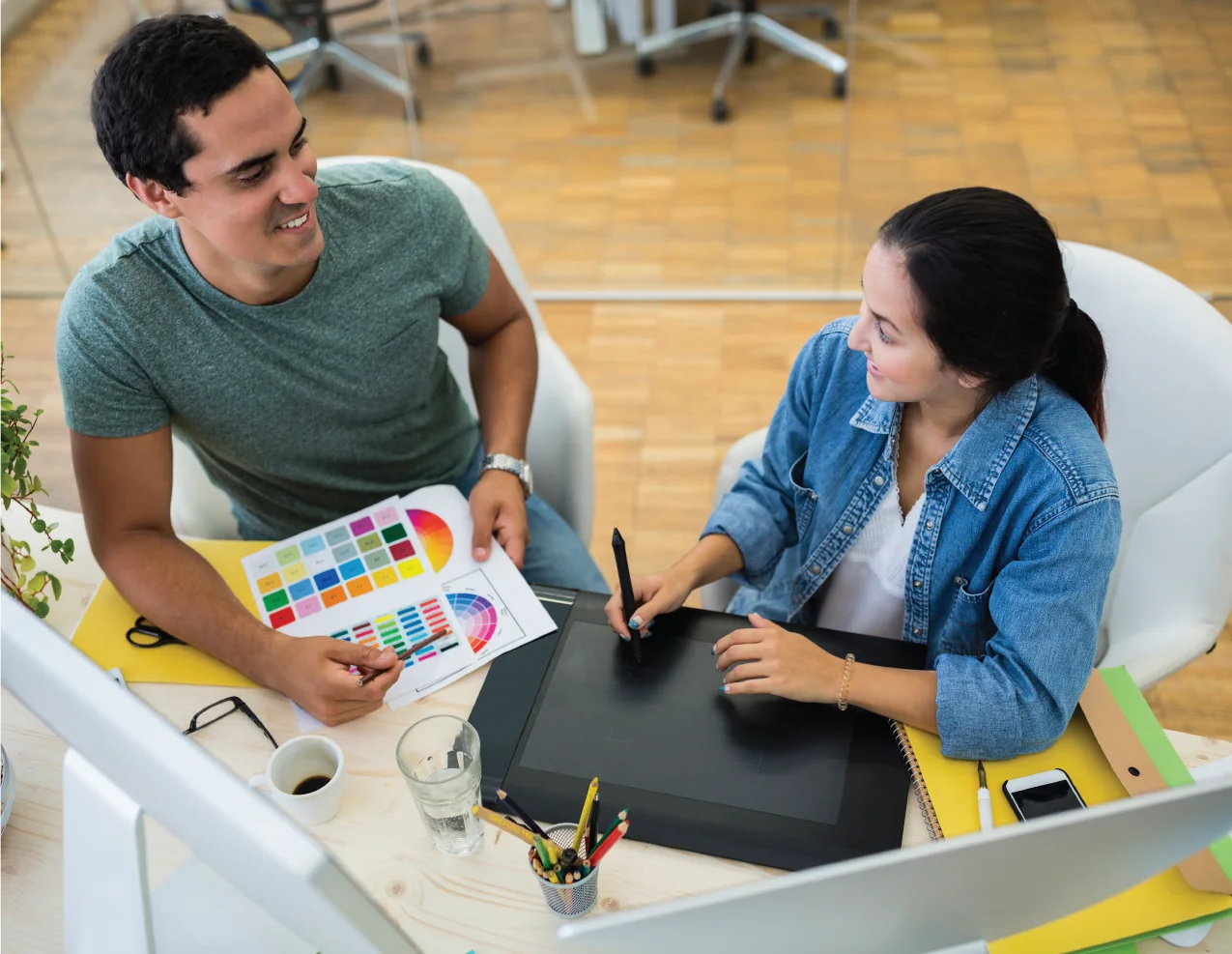 Equipo de diseño trabajando en una propuesta gráfica